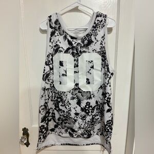 On the Byas Black and White Floral Jersey Top Size L